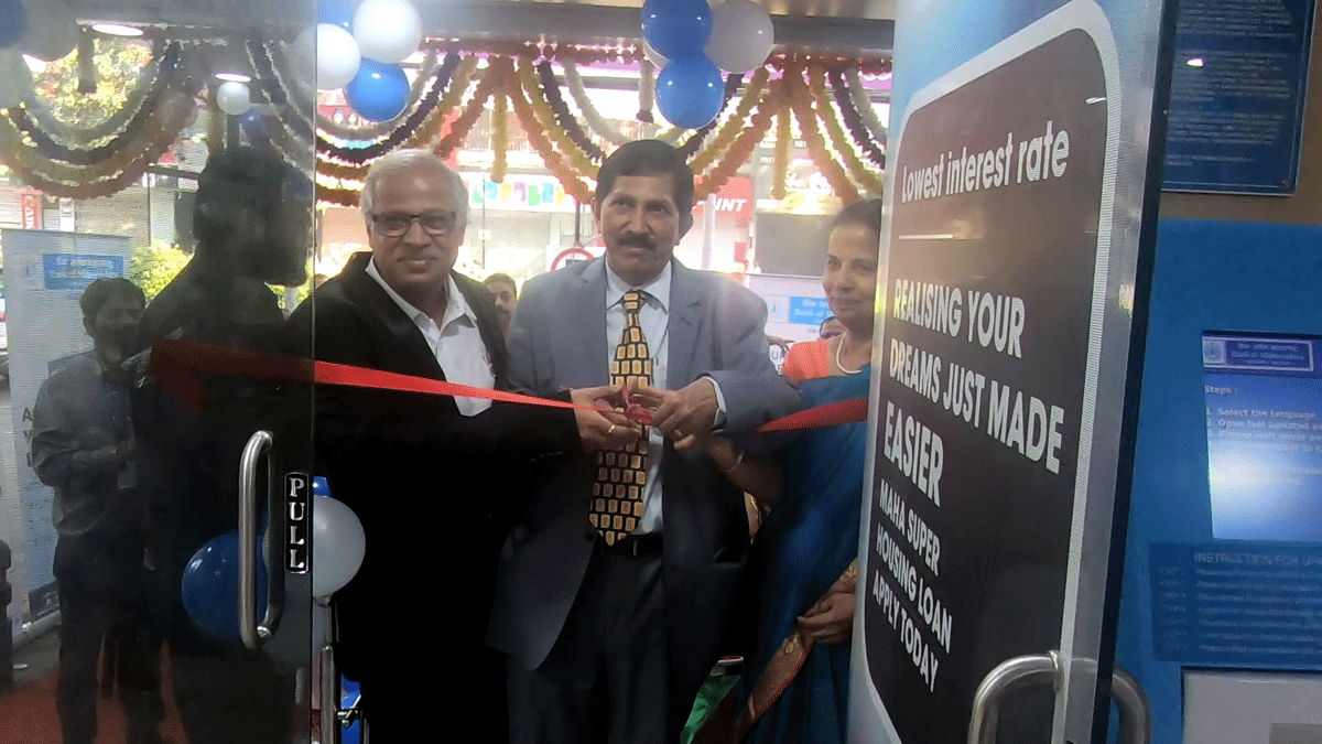 Shri A S Rajeev, Managing Director and Chief Executive Officer of Bank of Maharashtra inaugurating the Branch at Aundh Shri A S Rajeev, Managing Director and Chief Executive Officer of Bank of Maharashtra inaugurating the Branch at Aundh
