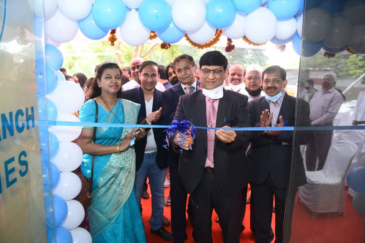 Shri Hemant Tamta , Executive Director of Bank of Maharashtra inaugurating the new premises of Dapodi Branch Shri Hemant Tamta , Executive Director of Bank of Maharashtra inaugurating the new premises of Dapodi Branch